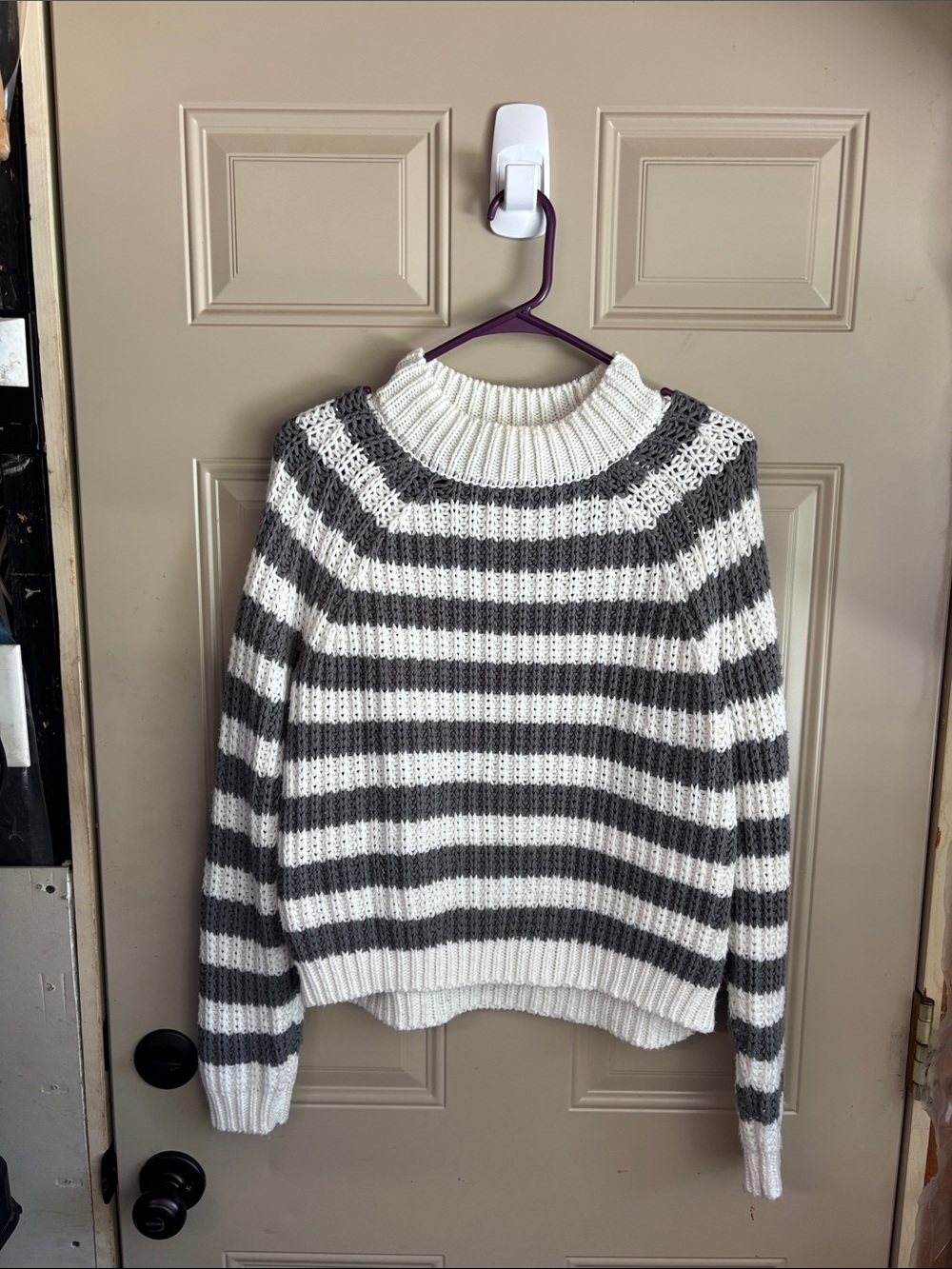 Tilly's Chunky Striped Turtleneck Sweater in White and Gray b164s